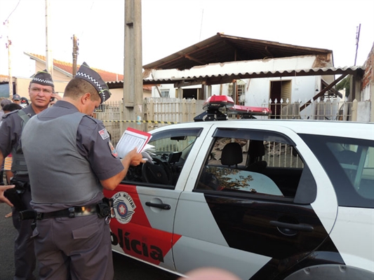 Teto de casa desaba, causa  danos e assusta moradores