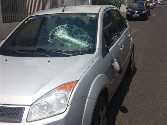 Oficial de justiça é agredida com golpes de faca e de ferro