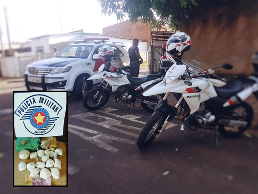 Com ele foram localizados em seu poder dois tijolos de maconha, diversas porções de cocaína e uma pedra grande de crack, além de dinheiro (Foto: Divulgação/Polícia Militar)