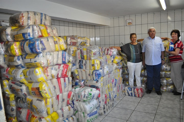 Igreja doa alimentos ao hospital de Barretos