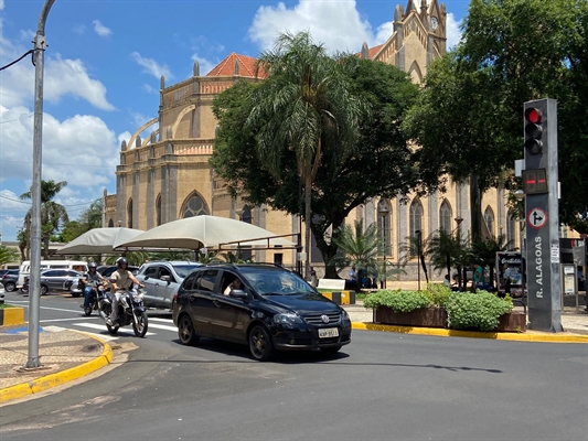 Existe um aumento considerável de infrações e acidentes causados pelo uso indevido de celulares  (Foto: A Cidade)