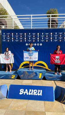 Jéssica Chaves no alto do pódio do campeonato disputado em Bauru (Foto: Divulgação)