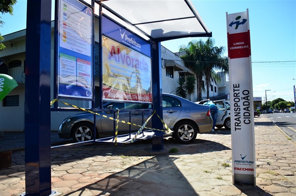 Coberturas em pontos de ônibus nos bairros começam a ser instaladas