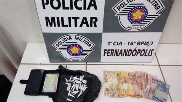 No interior do carro foi localizado 30 envelopes de cocaína com peso total de Kg 0,030 (Foto: Divulgação/Polícia Militar)