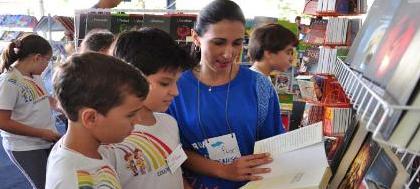 Alunos da rede municipal compram livros no Fliv