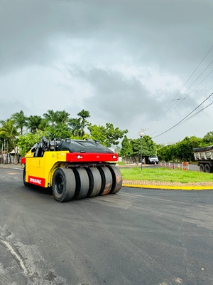 Ruas próximas do Parque da Cultura começaram a receber os serviços de recapeamento por meio do Programa Asfalto Novo (Foto: Prefeitura de Votuporanga)