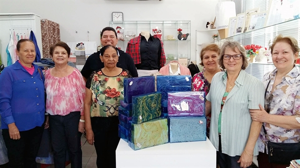 Riopretense doa 100 cachecóis para a Santa Casa
