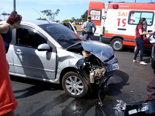 Veículo passa em sinal vermelho e causa batida em cruzamento