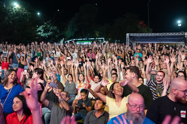 Milhares de pessoas acompanharam a apresentação do grupo de forró Falamansa na abertura do Fliv  Foto: Prefeitura de Votuporanga