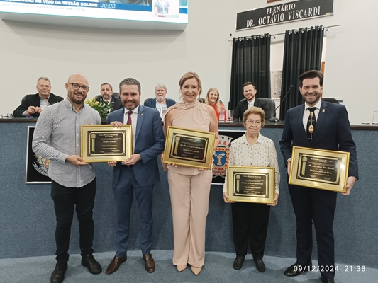 Eneide e sua filha Roseli Eleutério Rodrigues  Ana Paula Nogueira Stefanelli e seu marido Sandro Baldini Rajuna  Walter José dos Santos, o Wartão, e o deputado federal Fausto Pinato  Mamede Abou Dehn Júnior e seus familiares na entrega de “Insígnia de Honra ao Mérito”  (Foto: A Cidade)