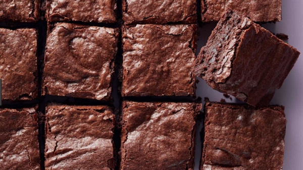 Mulher faz brownie com laxante para festa de despedida de desafeto em empresa (Foto: Reprodução/Internet)