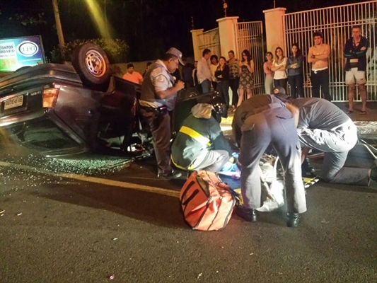 Motorista embriagado capota carro na Wilson Foz