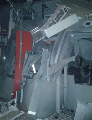 Criminosos explodiram caixas eletrônicos (Foto: Arquivo Pessoal )