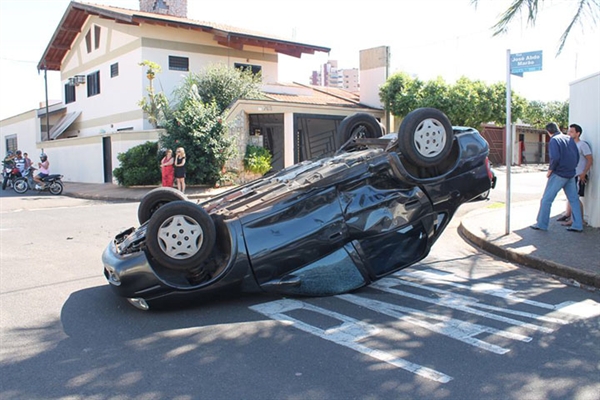 Colisão entre carros provoca capotamento no Jardim Marin