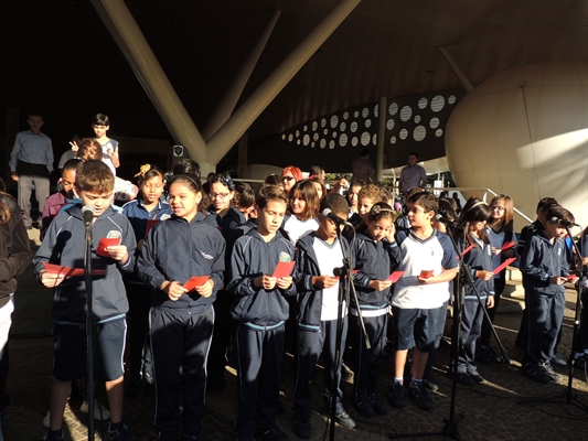 Alunos da rede municipal homenageiam Votuporanga proclamando poesias e jograis