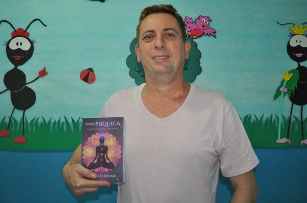 Agnaldo Paviani já escreveu 33 livros, sendo que 26 foram psicografados e sete são de sua própria autoria (Foto: Gabriele Reginaldo/A Cidade)
