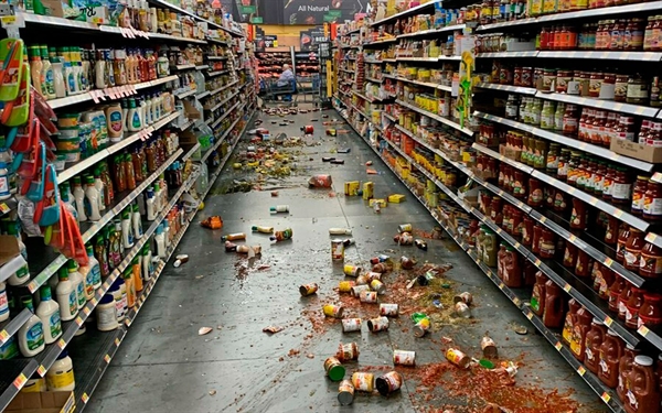 Tremor sacudiu prateleiras de supermercado em Yucca Valley, na Califórnia — Foto: Chad Mayes / via AP Photo