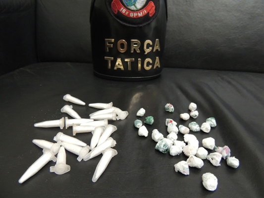 Mulher é presa tentando esconder drogas na calcinha