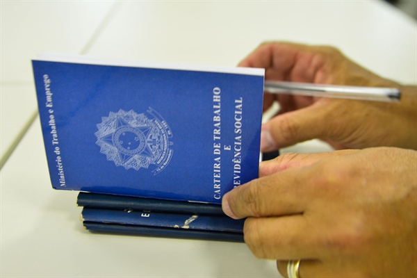 Caged: somente no mês passado, foram 1.089 contratações contra 917 demissões (Foto: Marcello Casal/Agência Brasil)
