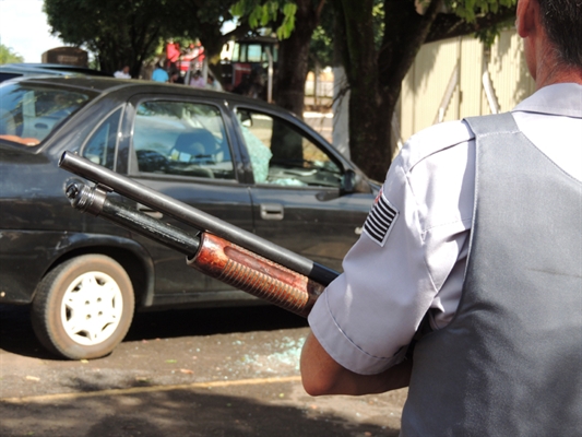 Assaltantes atiram contra PM, mas acabam presos