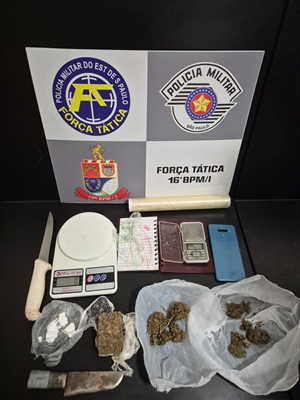 Porções de skank, cocaína e maconha, além de apetrechos para manipulação e comercialização, foram apreendidos pela Força Tática durante a ação na zona Oeste de Votuporanga. Foto: Divulgação