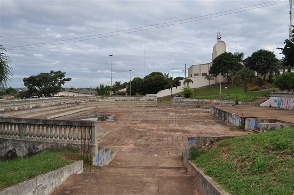 Licitação: as obras na Praça Martino Nunes Pereira estão paralisadas desde o ano de 2014 (Foto: A Cidade)