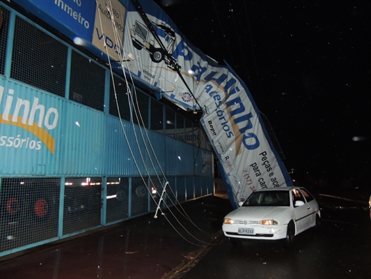 Temporal e forte ventania assustam Votuporanga