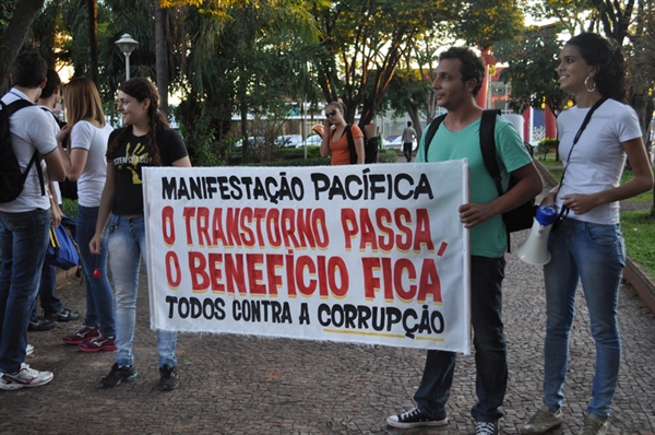 Jovens realizam manifesto pacífico
