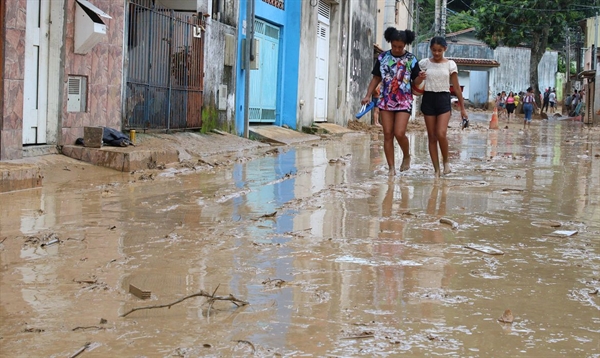 Sete corpos foram identificados e liberados para o sepultamento. São dois homens adultos, duas mulheres adultas e três crianças (Foto: Rovena Rosa/Agência Brasil)