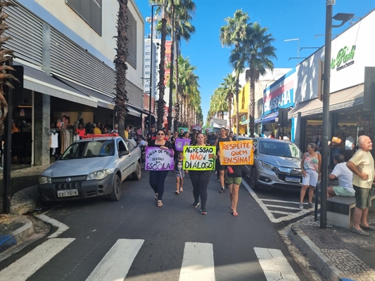 Manifestação percorreu as ruas da cidade pedindo mais segurança para os trabalhadores da educação da cidade.  Foto: A Cidade