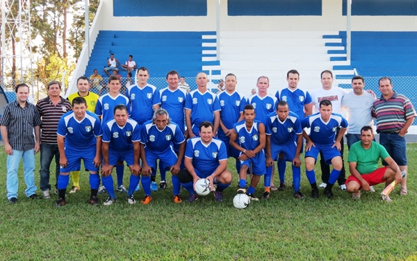 Time de veteranos de Valentim Gentil recebe uniformes da Prefeitura