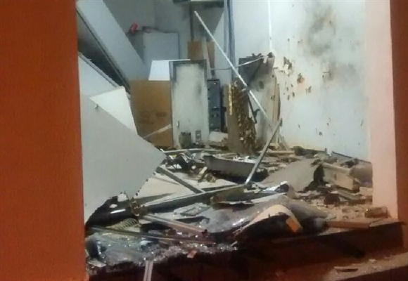 Interior de agência do banco Bradesco ficou completamente destruído pela explosão