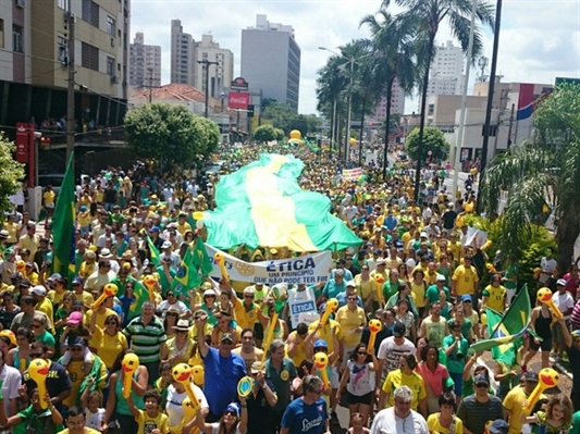 Manifestantes fazem atos contra o governo no noroeste paulista