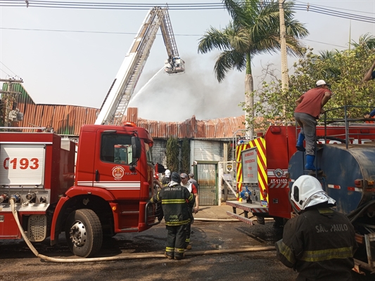 Incêndio de grandes proporções destrói barracão de empresa de Votuporanga (Foto: A Cidade)