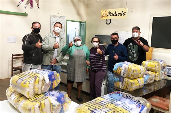 O Rotary Clube ‘8 de Agosto’ entregou ontem 12 cestas básicas para o Centro Espírita Bezerra de Menezes (Foto: Divulgação)
