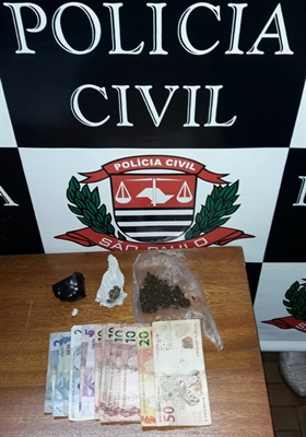 O traficante de 26 anos foi preso pelos policiais com grande quantidade de droga e dinheiro (Foto: Divulgação/Polícia Civil) 