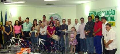 Contemplados recebem prêmios 