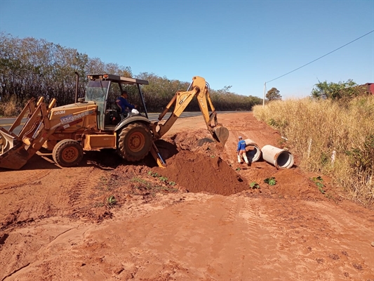 Nova empresa já assumiu as obras na ciclovia da Estrada do 27 e começou a fazer o sistema de drenagem no local (Foto: Prefeitura de  Votuporanga)