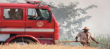 Fogo ameaça pátio de empresa de guincho