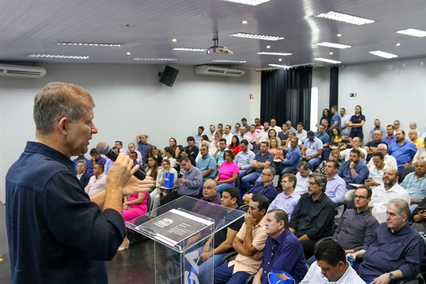 Prefeitos eleitos de toda a região participaram ontem de um evento em Votuporanga para fortalecer a educação  (Foto: Unifev) 