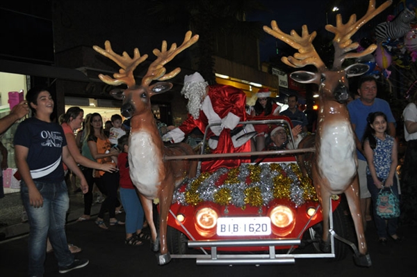 Papai Noel chega a Votuporanga de buggy na rua Amazonas