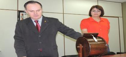 Juiz sorteia nomes de jurados para dois julgamentos