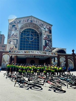 Os ciclistas chegaram todos juntos à Basílica para assistir à missa e terminar essa jornada  Foto: Arquivo Pessoal