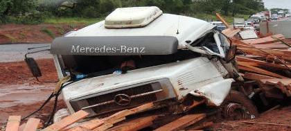 Cabine é esmagada e motorista escapa por milagre