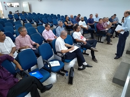 Comunidade religiosa e autoridades debatem ideologia de gênero