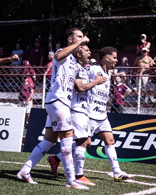 Jogadores da Alvinegra comemoram o gol diante do Juventus na Rua Javari, em São Paulo  Foto: Giovanni Rodrigues