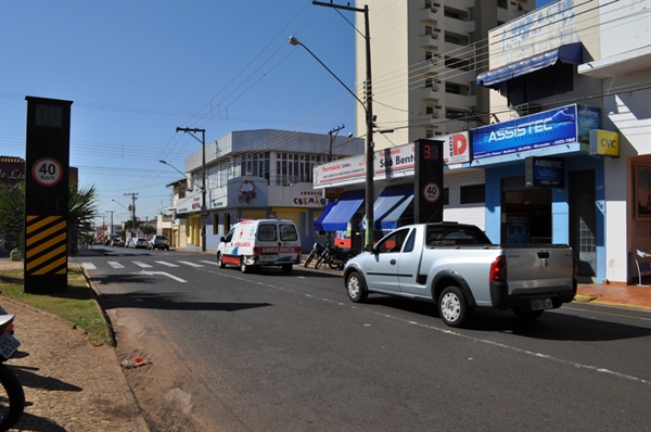 Motoristas sugerem semáforo em cruzamento