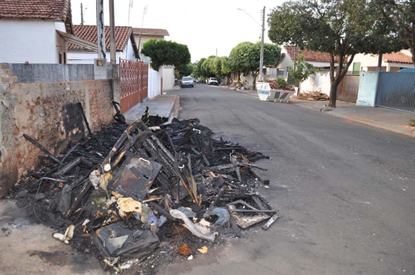 Lixo acumulado na rua para mutirão é incendiado