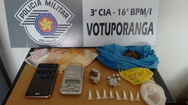 Com os jovens foram localizadas várias porções de maconha, crack e cocaína, além de certa quantia em dinheiro  (Foto: Divulgação/Polícia Militar)