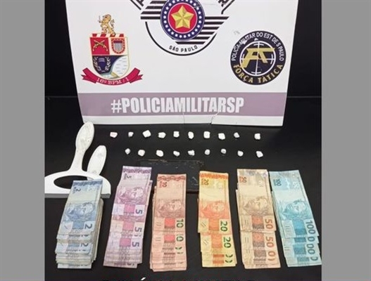 Comerciante/traficante foi flagrado com várias porções de cocaína dentro de seu bar no bairro São João (Foto: Divulgação)